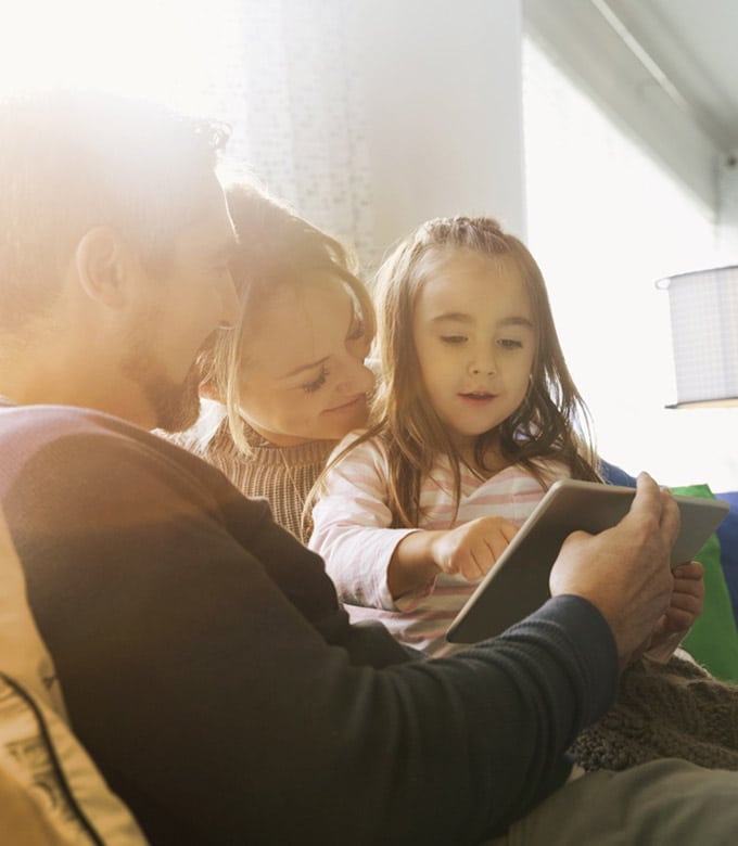 Une famille regarde une tablette