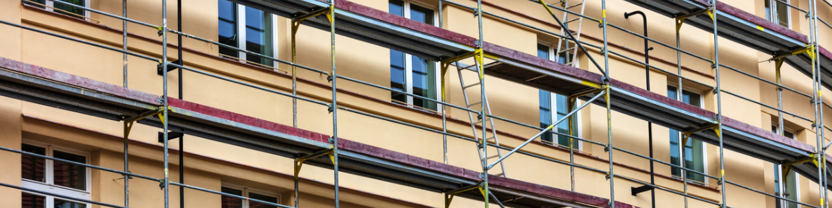 Echafaudage de travaux sur la façade d'un immeuble