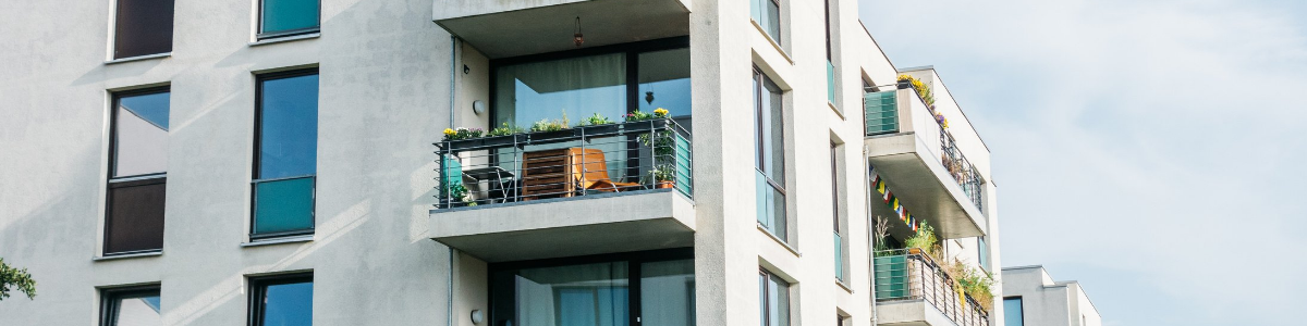 Balcons d'immeuble représentant le fait que les balcons font parfois partie des parties privatives ou parties communes d'un immeuble en fonction du règlement de copropriété