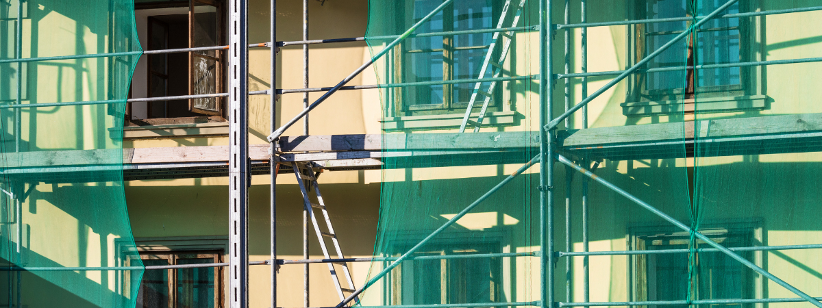 Travaux de ravalement de façade d'une copropriété qui génèrent des charges exceptionnelles pour les copropriétaires.