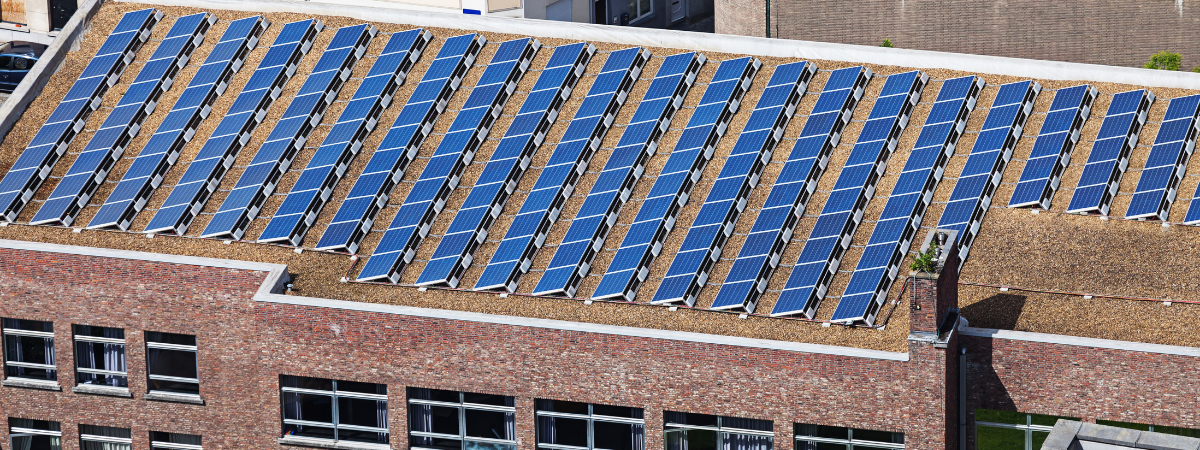 Panneaux solaires sur un toit d'immeuble représentant un levier de financement possible dans une copropriété