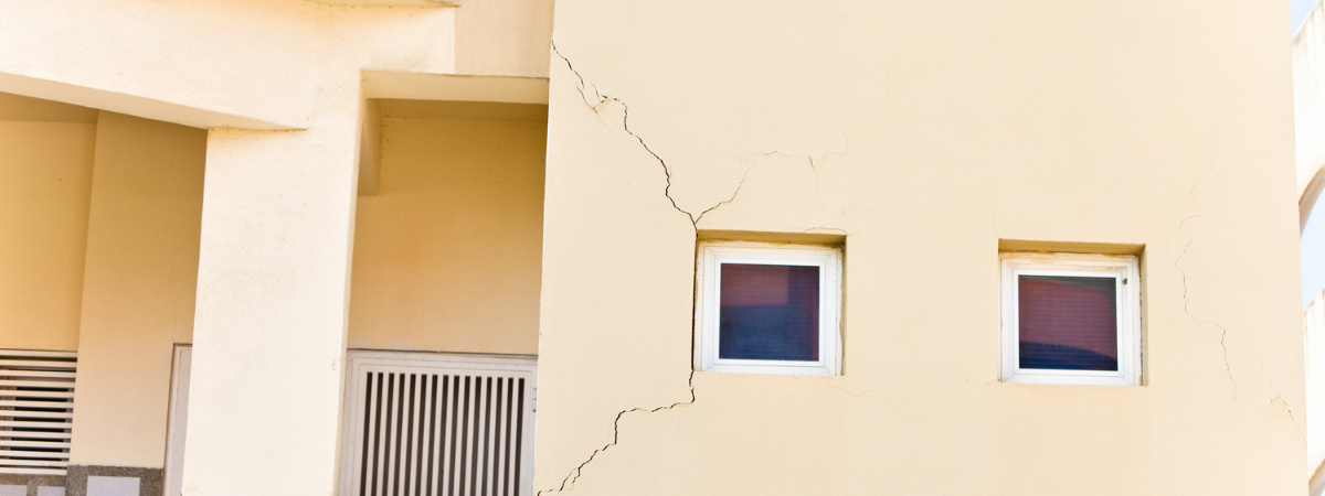 Fissure sur la façade d'un immeuble prise en charge par l'assurance dommage ouvrage