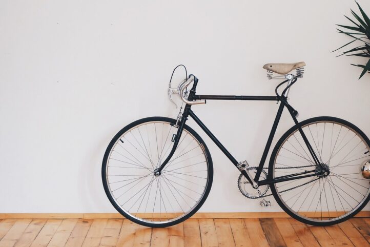 Un vélo contre un mur dans un salon