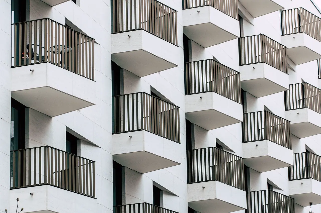 Des balcons d'un immeuble