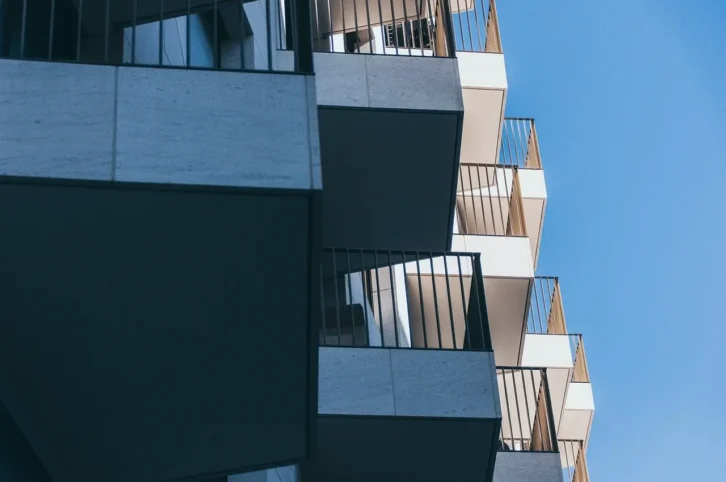 Des balcons vus d'en dessous