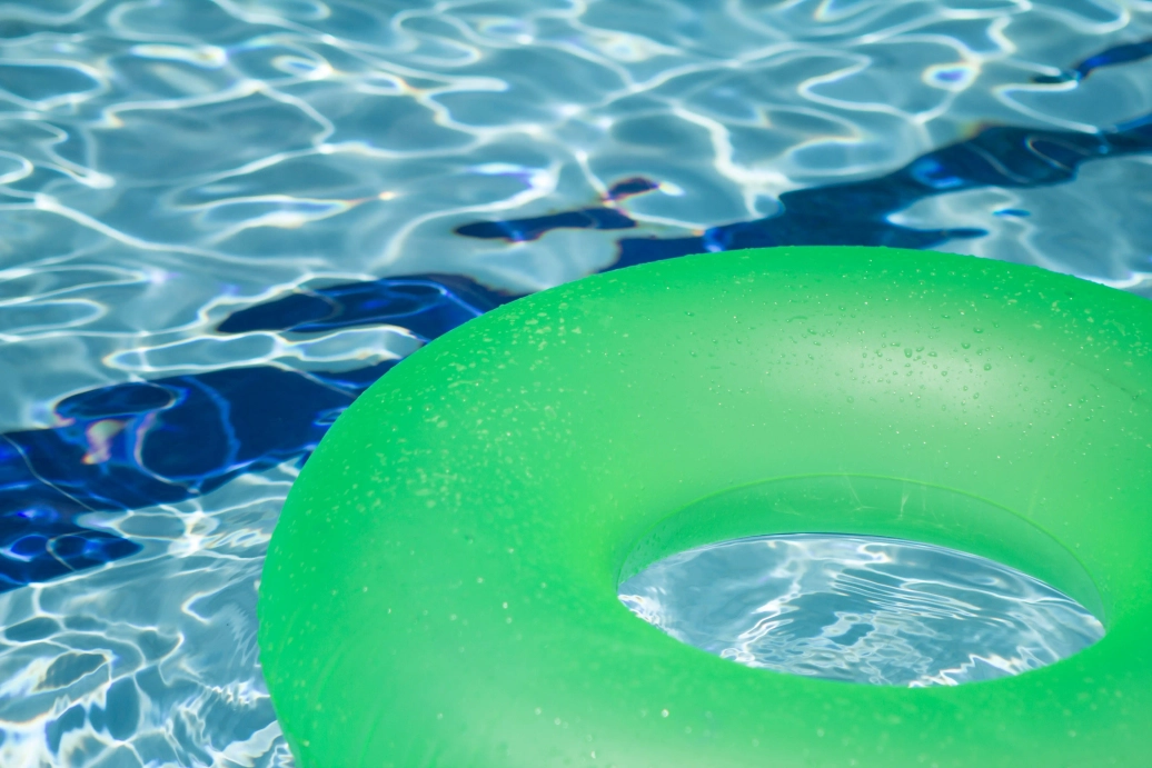 De l'eau de piscine avec une bouée qui flotte