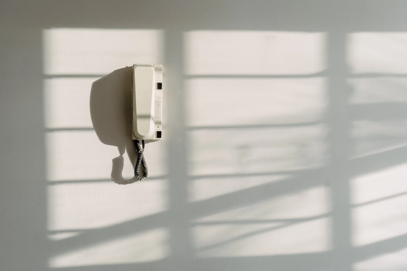 Un interphone sur un mur blanc