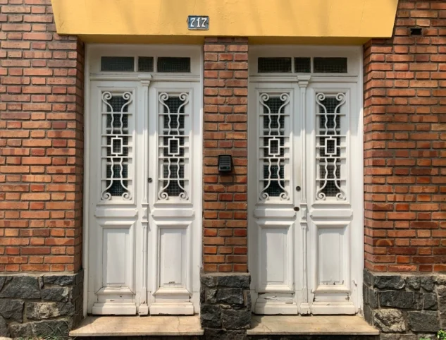 Deux portes avec un interphone au milieu