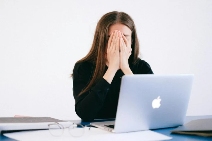 Une personne est fatiguée devant son ordinateur