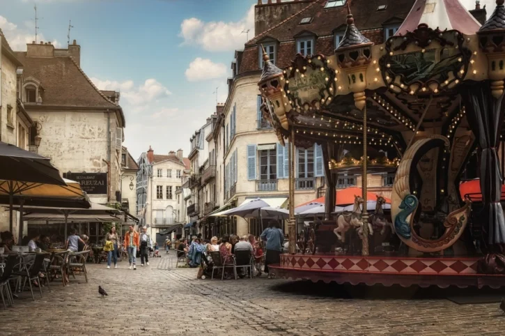 Une rue de Dijon avec un manège