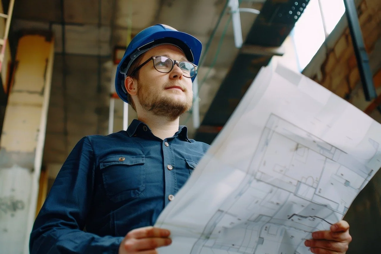 Un expert inspecte un bâtiment