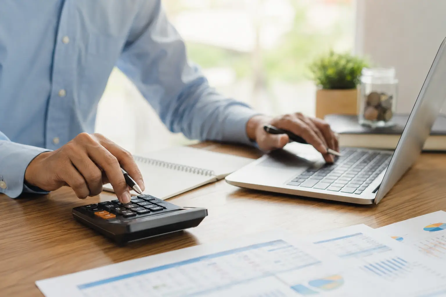 Gestion du fonds de roulement d’une copropriété avec ordinateur et calculatrice