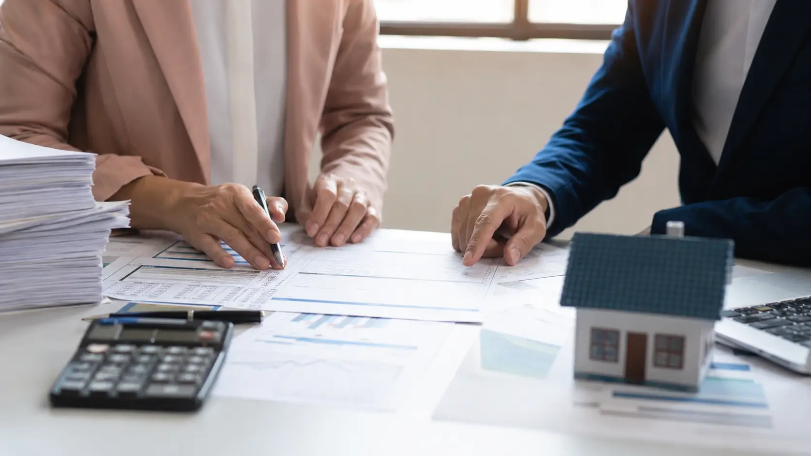 Syndic de copropriété analysant les comptes et documents de l’immeuble avec un copropriétaire